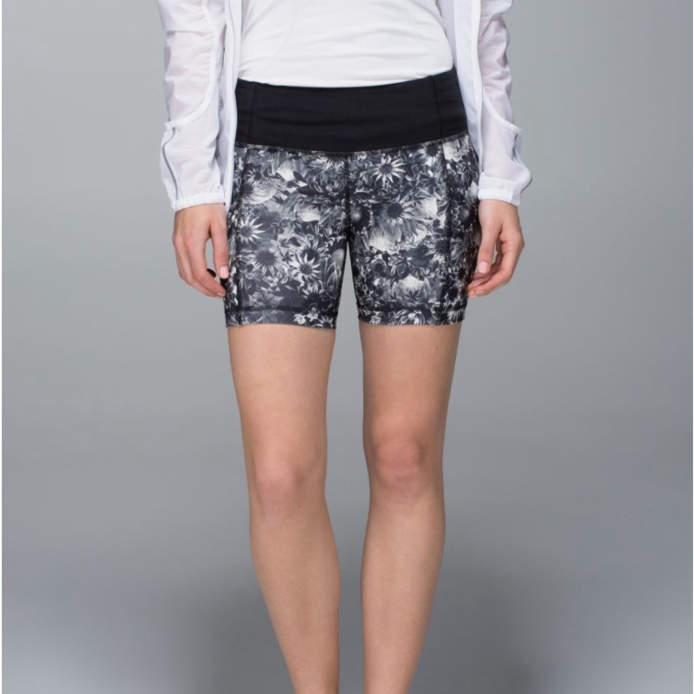 LuLulemon Run: Dart & Dash short block‎ it pocket size 8 Flowabunga Black Angel